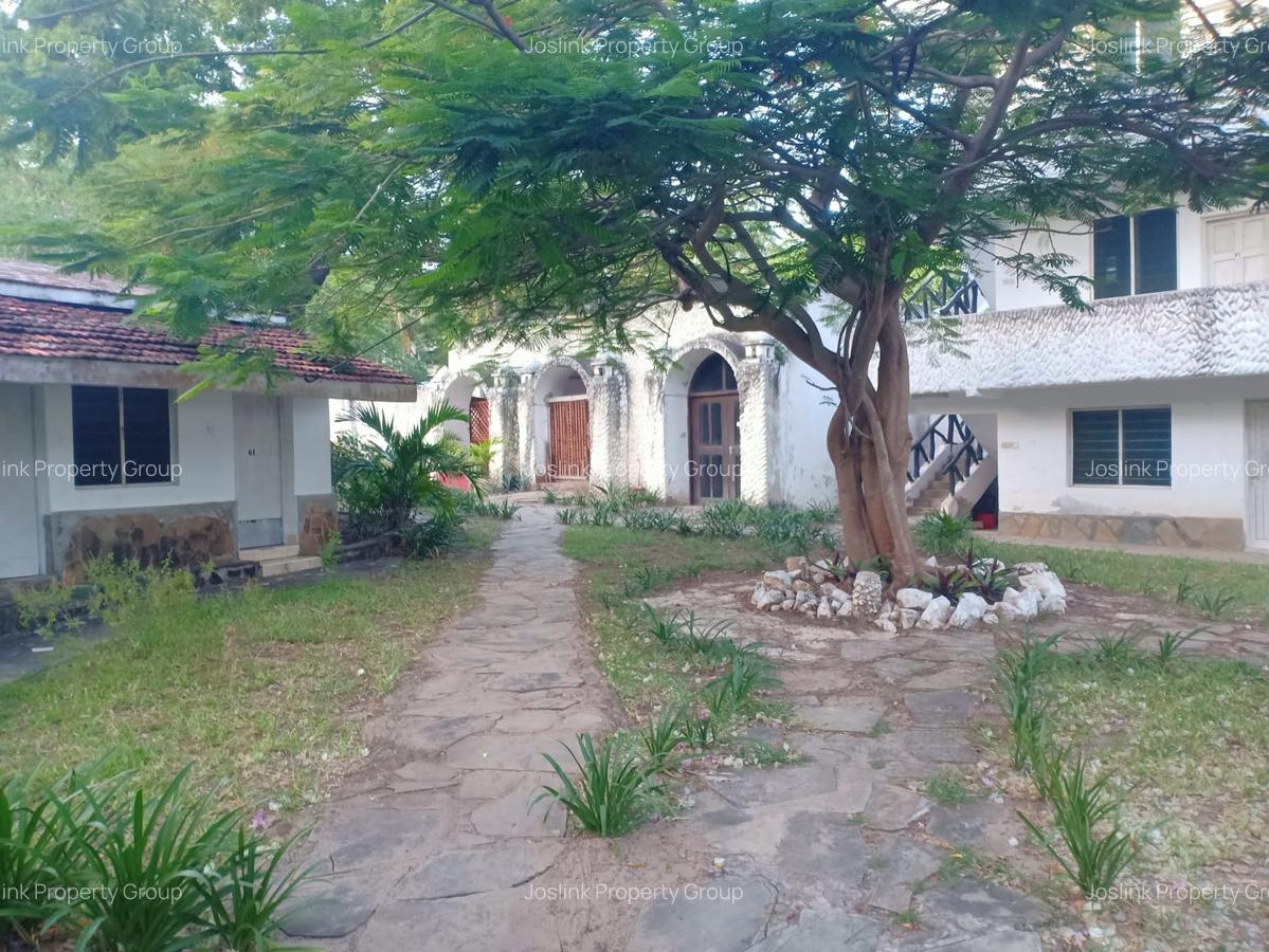 10 Bed Villa with En Suite at Central - 4