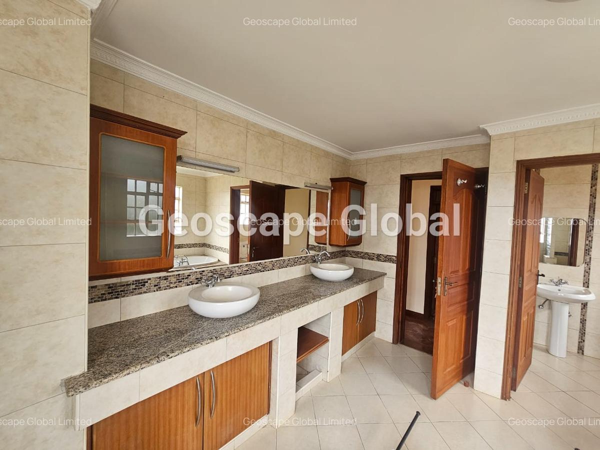 5 Bed House with En Suite in Runda - 8