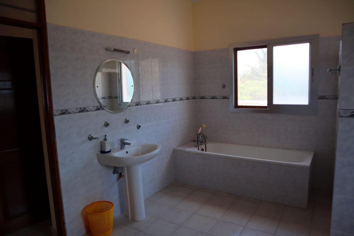 4 Bed Villa with En Suite at Paparemo - 8