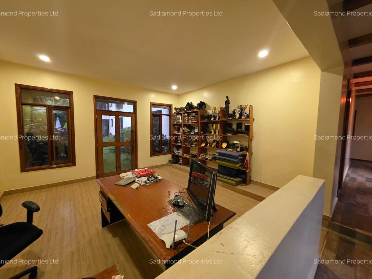 7 Bed House with En Suite in Ridgeways - 3