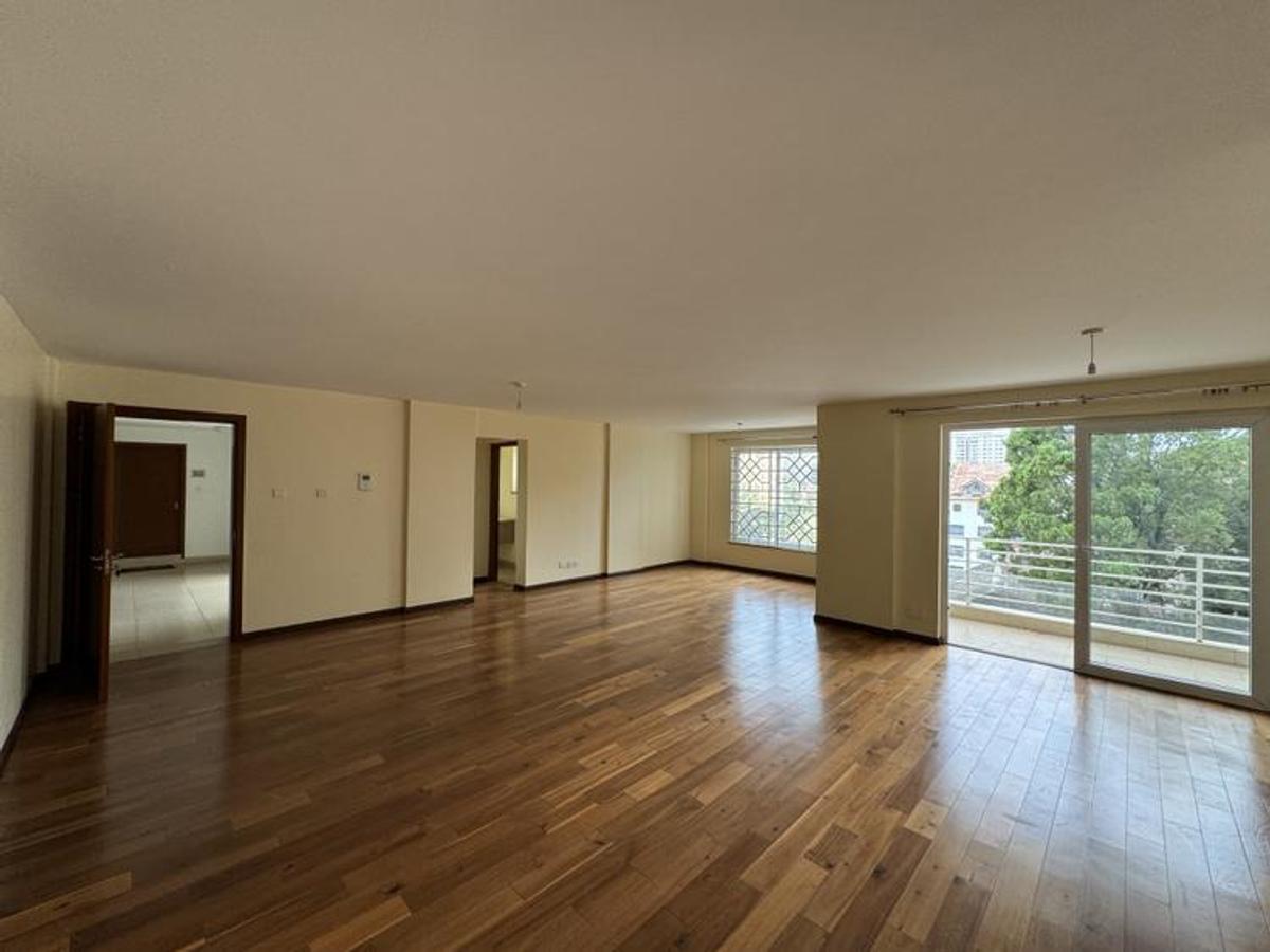 3 Bed Apartment with En Suite at Lavington - 4