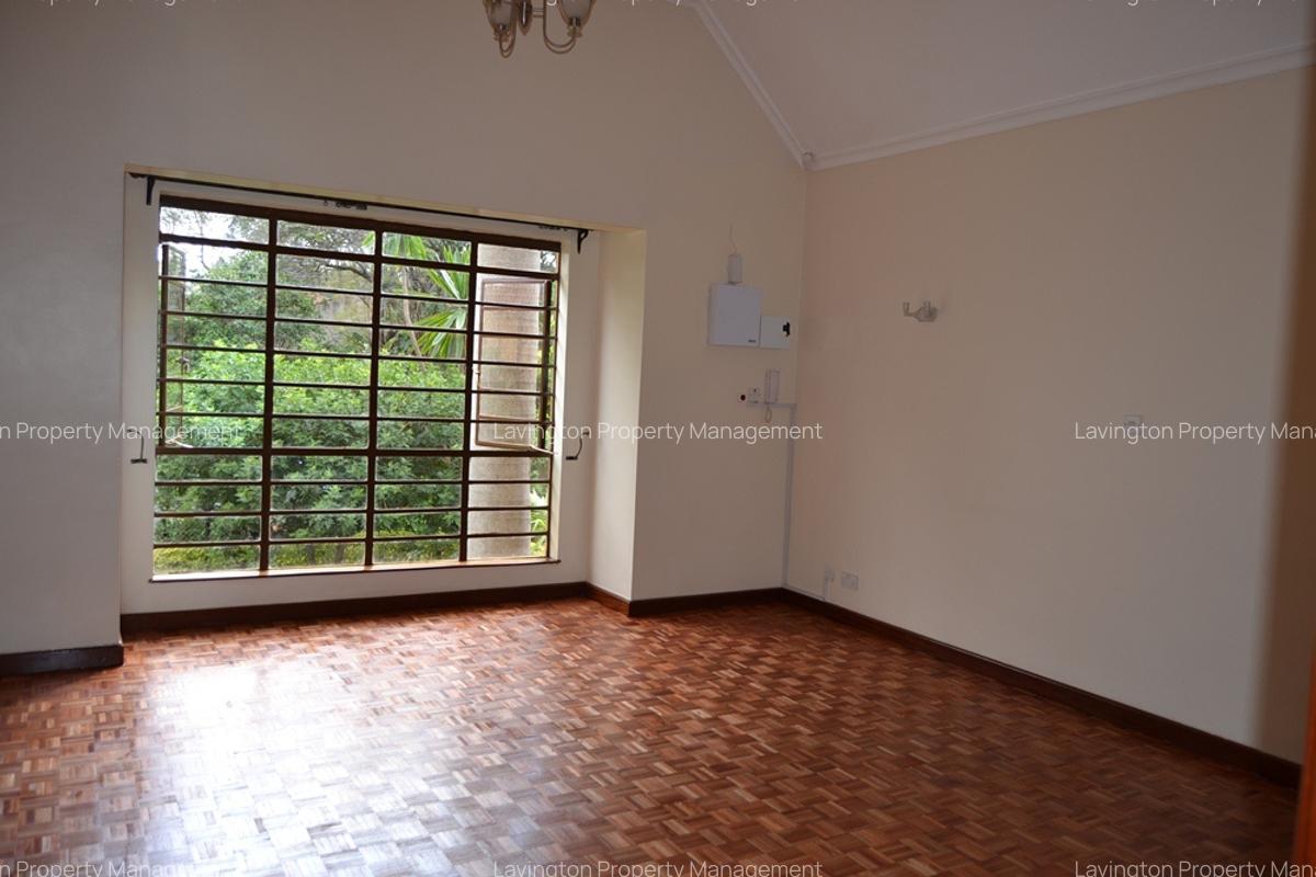 5 Bed Villa with En Suite at Lavington Green - 6