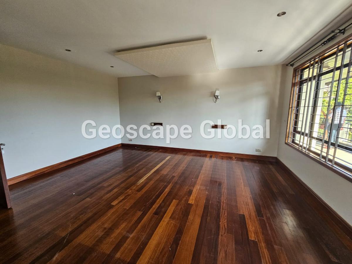 5 Bed House with En Suite in Runda - 11