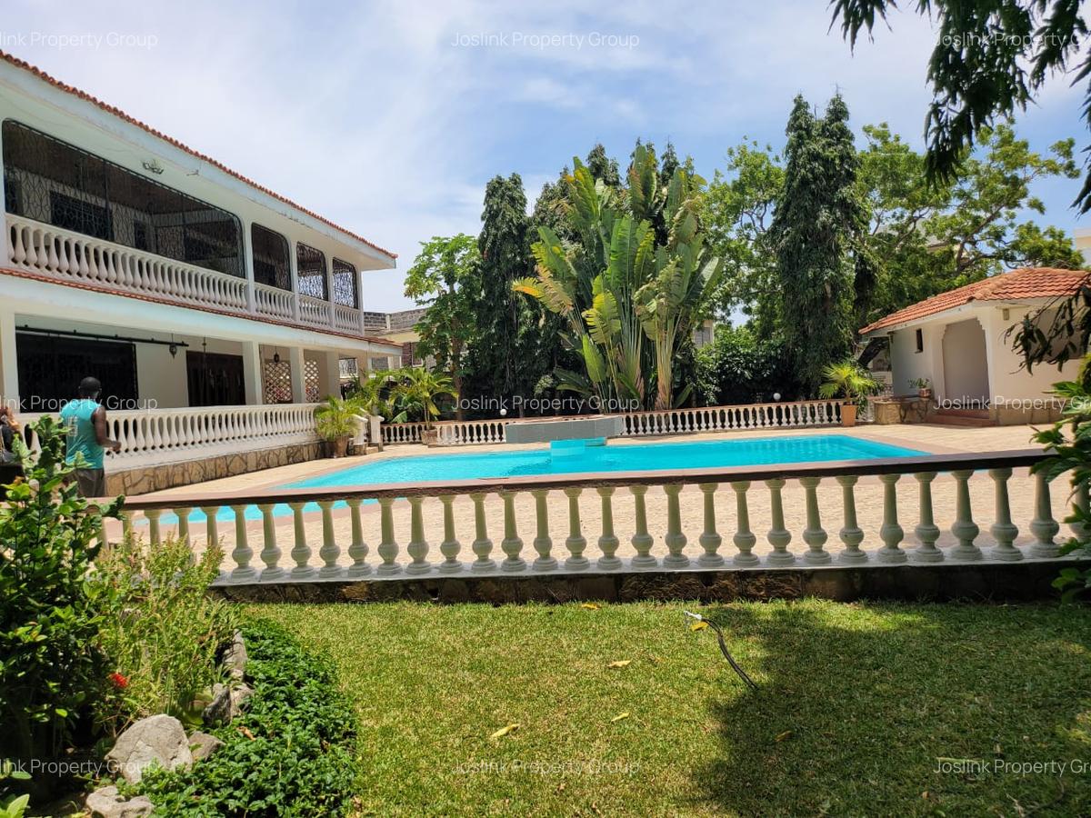 4 Bed Townhouse with En Suite at Greenwood Drive - 3