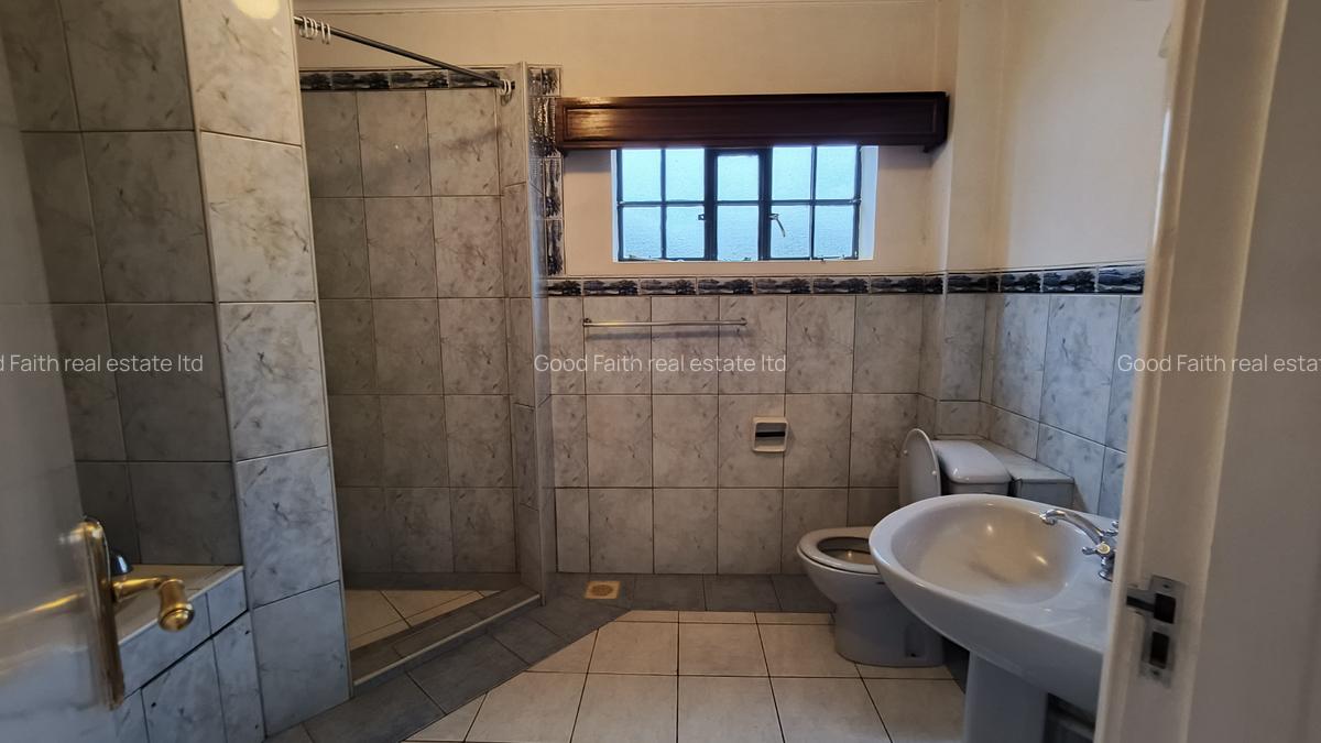 5 Bed House with En Suite in Runda - 12