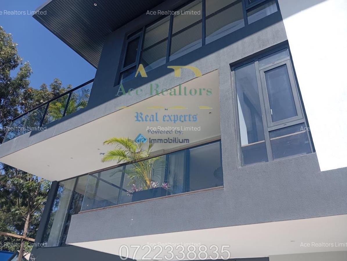 5 Bed Townhouse with En Suite at Lavington - 3
