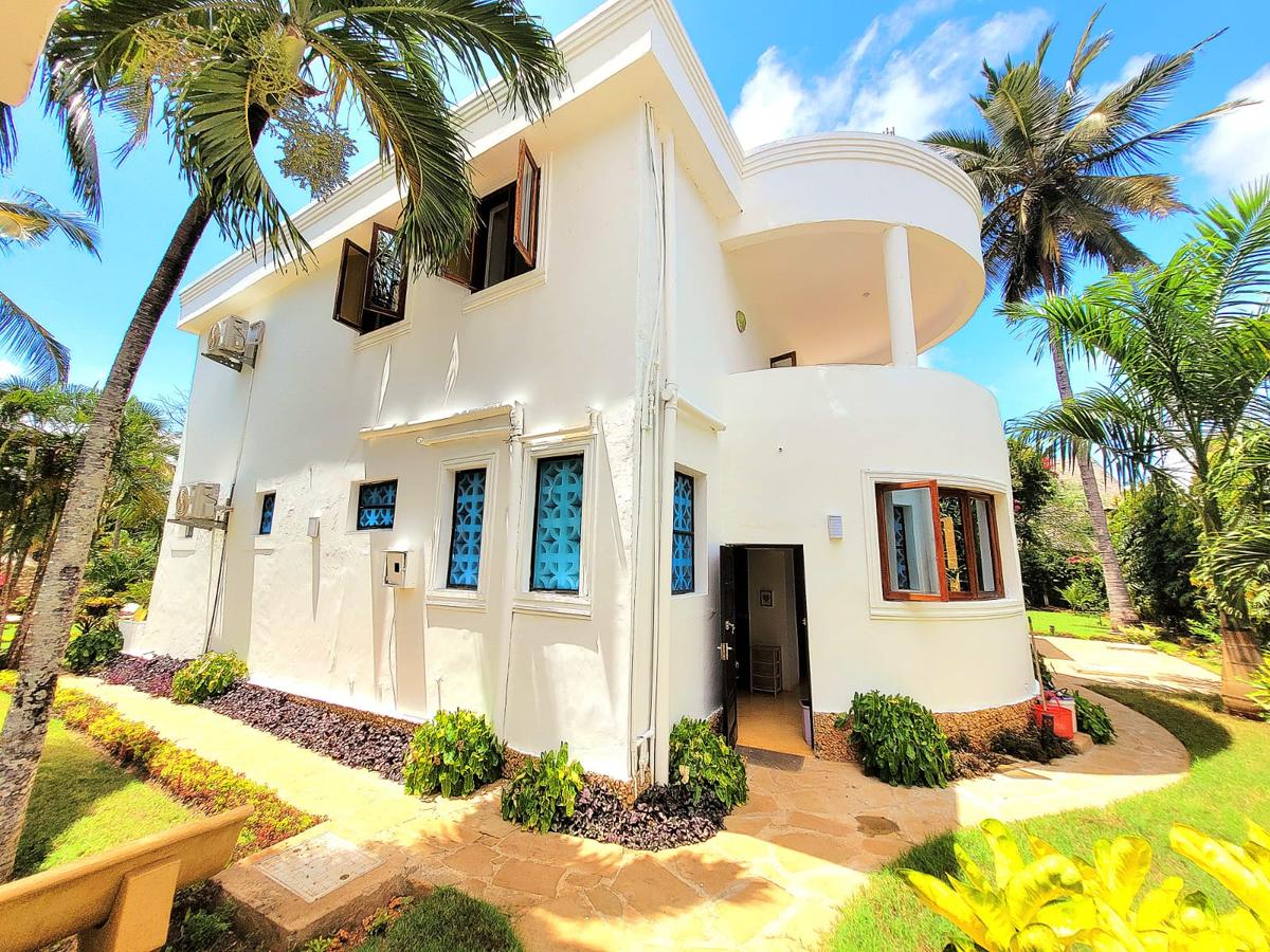 5 Bed Villa with En Suite in Diani - 12