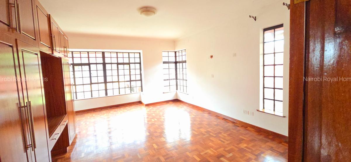 5 Bed Townhouse with En Suite at Lavington Road - 6