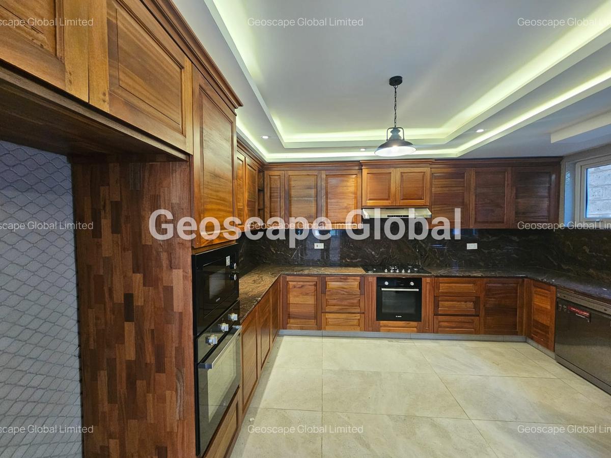 5 Bed House with En Suite in Lavington - 5