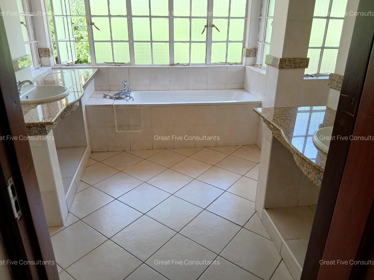 5 Bed Villa with En Suite in Rosslyn - 16