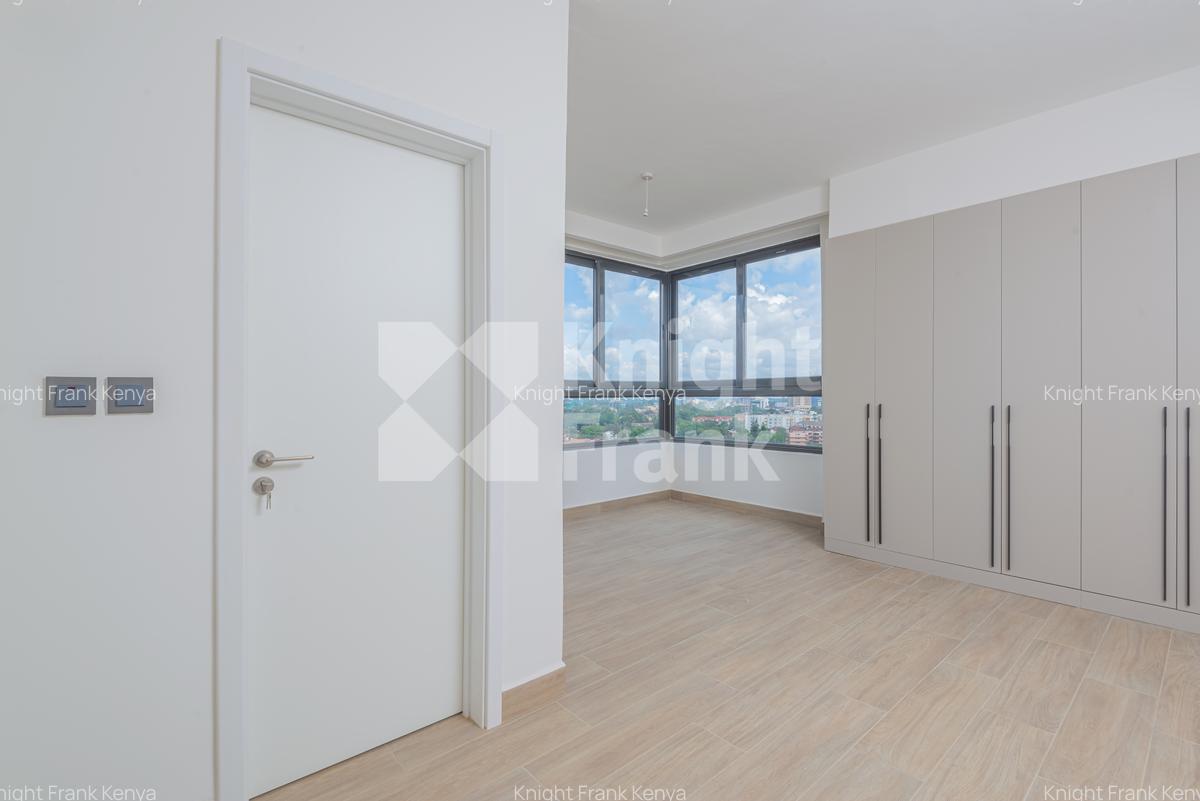 3 Bed Apartment with En Suite at Riverside Drive - 6