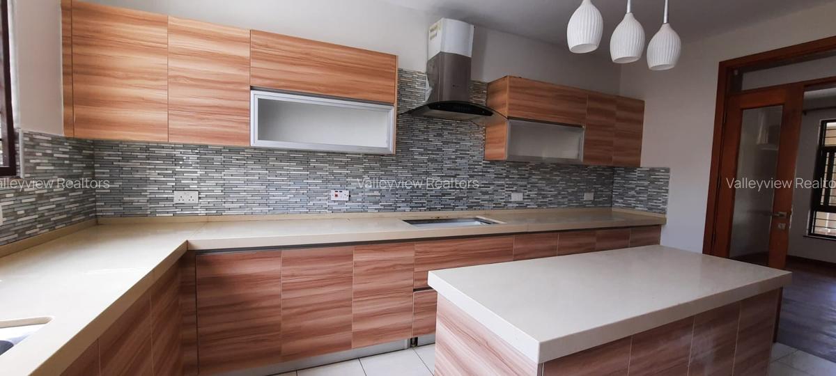 5 Bed Townhouse with En Suite at Lavington - 15