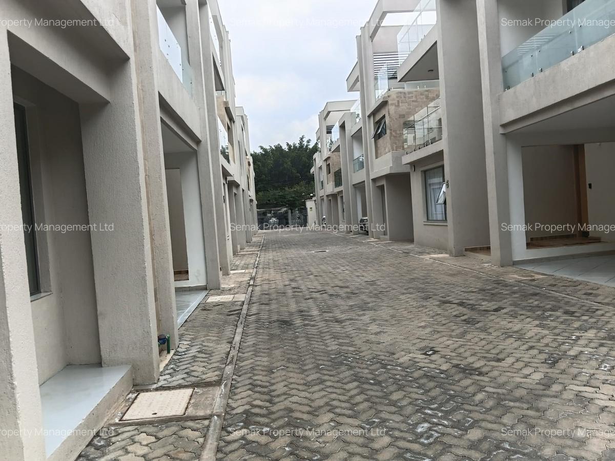 6 Bed Townhouse with En Suite in Lavington - 2