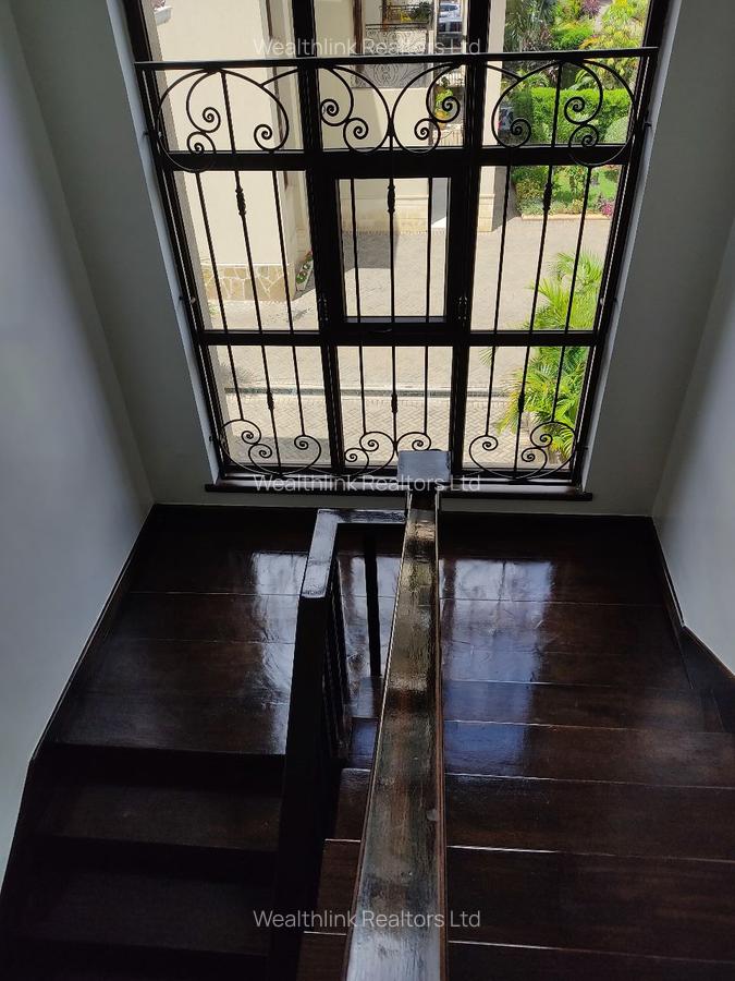 5 Bed Townhouse with En Suite at Lavington - 14