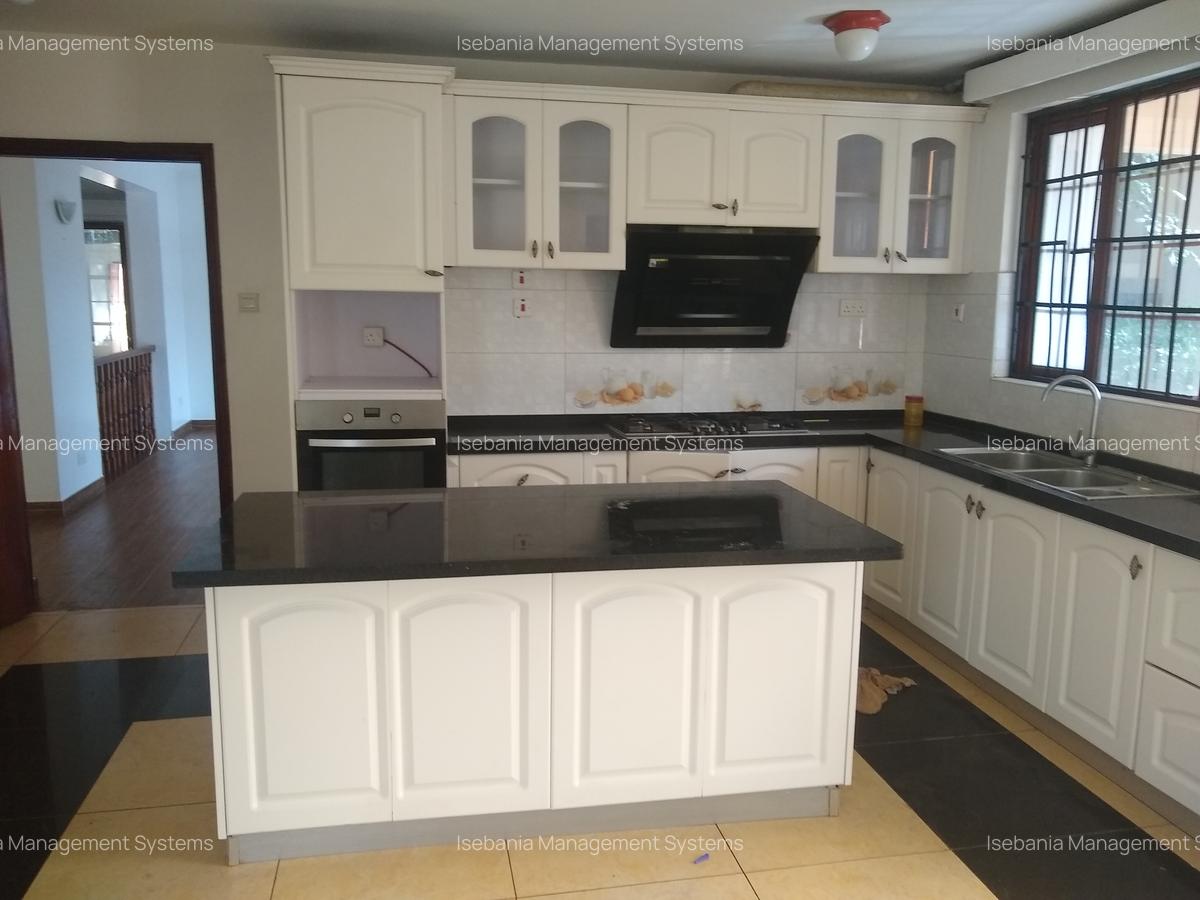 5 Bed House with En Suite at - 5