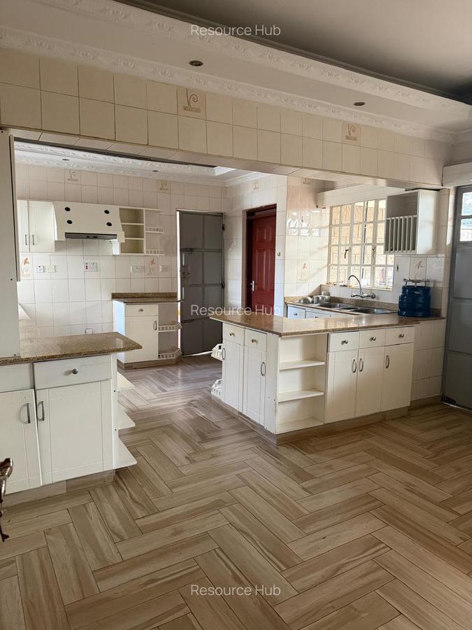 4 Bed House with En Suite at Hardy Area - 9