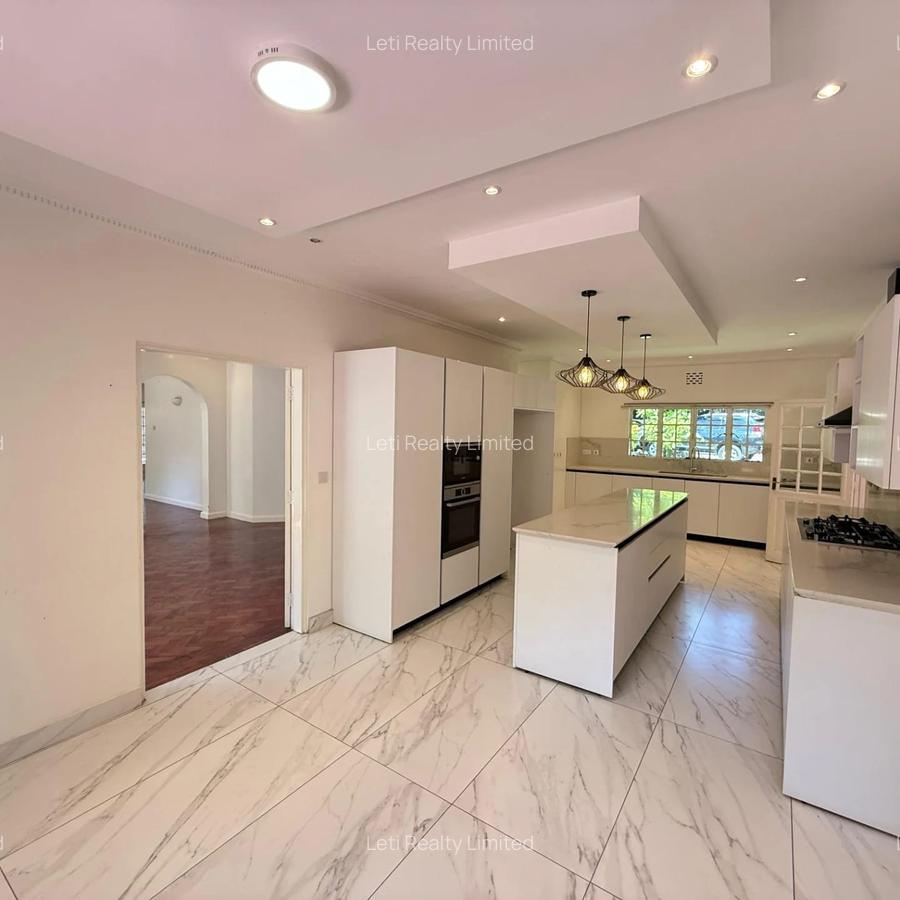 4 Bed House with En Suite in Lavington - 4