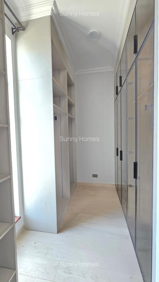 5 Bed Townhouse with En Suite at James Gichuru - 16
