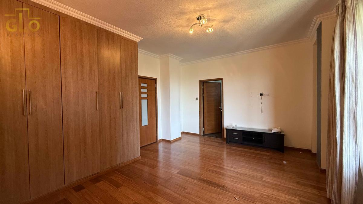 4 Bed Apartment with En Suite in Riverside - 11