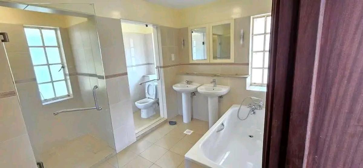 5 Bed Townhouse with En Suite at Lavington Green - 8