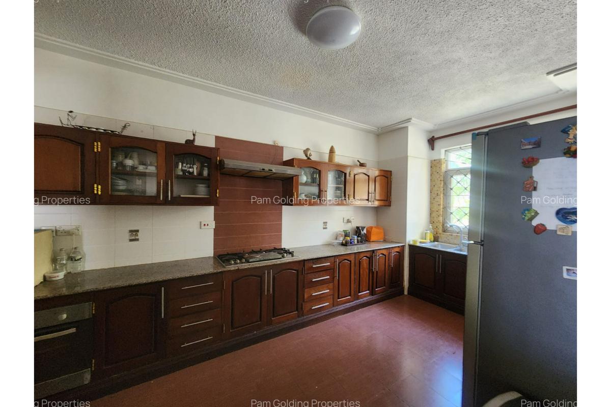 3 Bed Apartment with En Suite at Cemet Road - 5