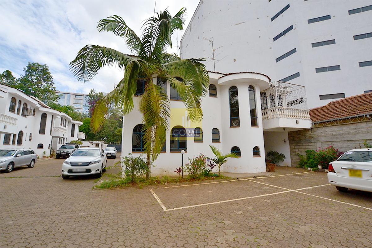 5 Bed Villa with En Suite in Westlands Area - 19