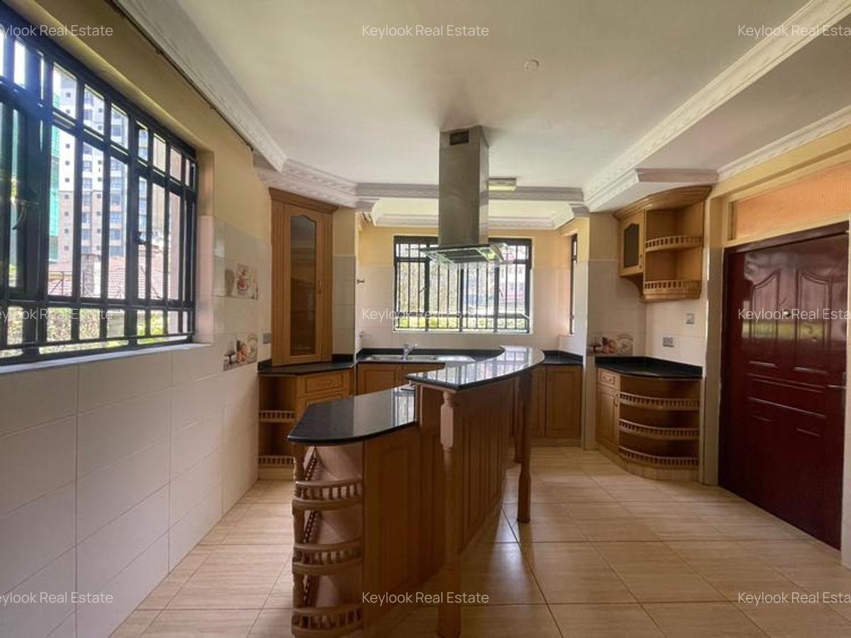 5 Bed House with En Suite at Lavington Green - 9