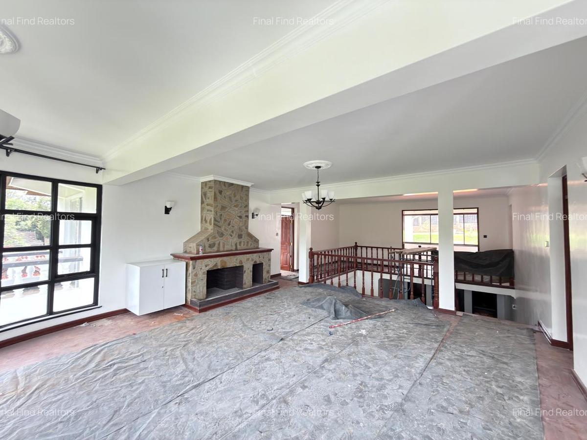 5 Bed House with Swimming Pool in Windsor - 17