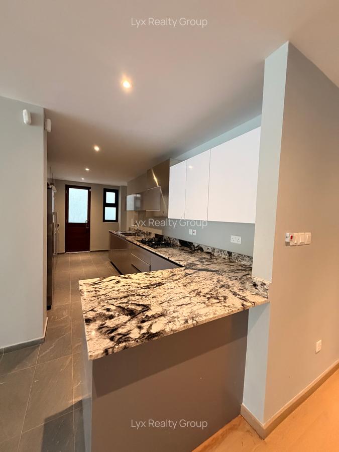 5 Bed Villa with En Suite in Spring Valley - 12