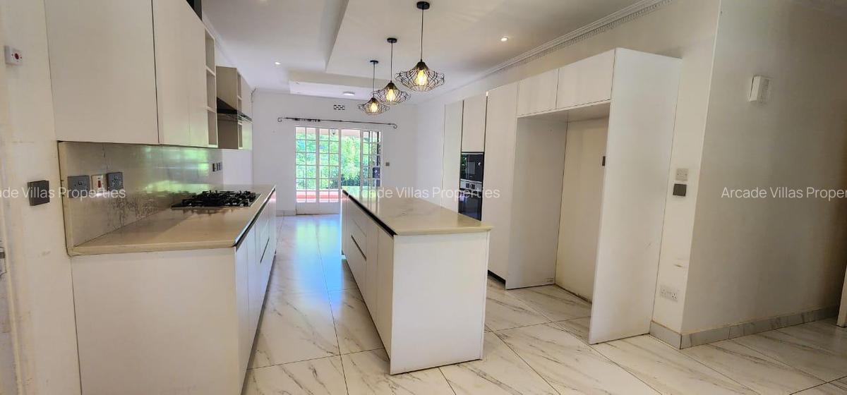 4 Bed House with En Suite in Lavington - 9