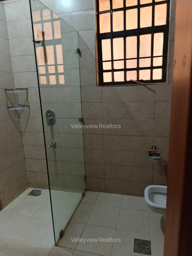 5 Bed Townhouse with En Suite at Lavington - 17