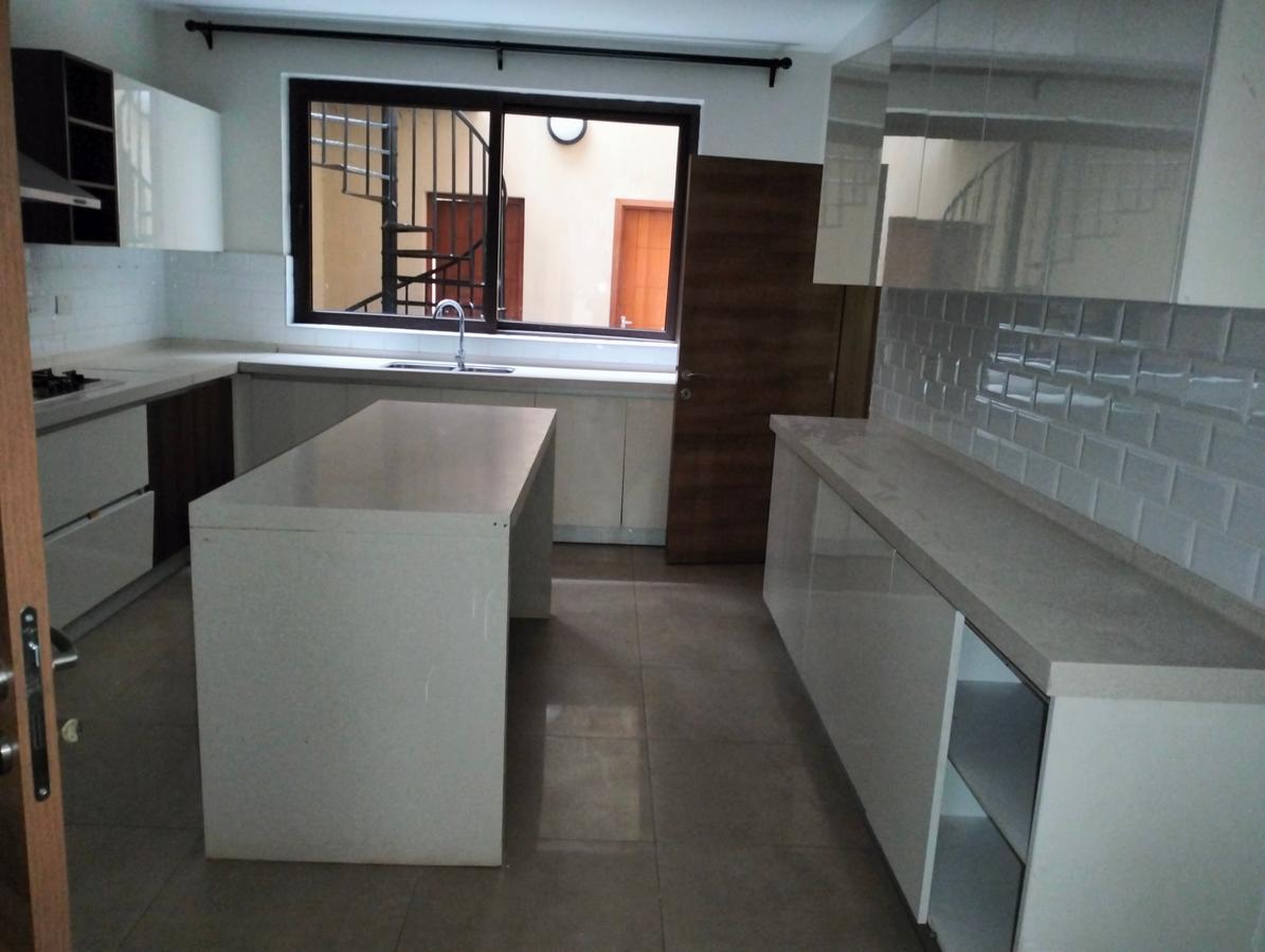 5 Bed Townhouse with En Suite in Lavington - 20