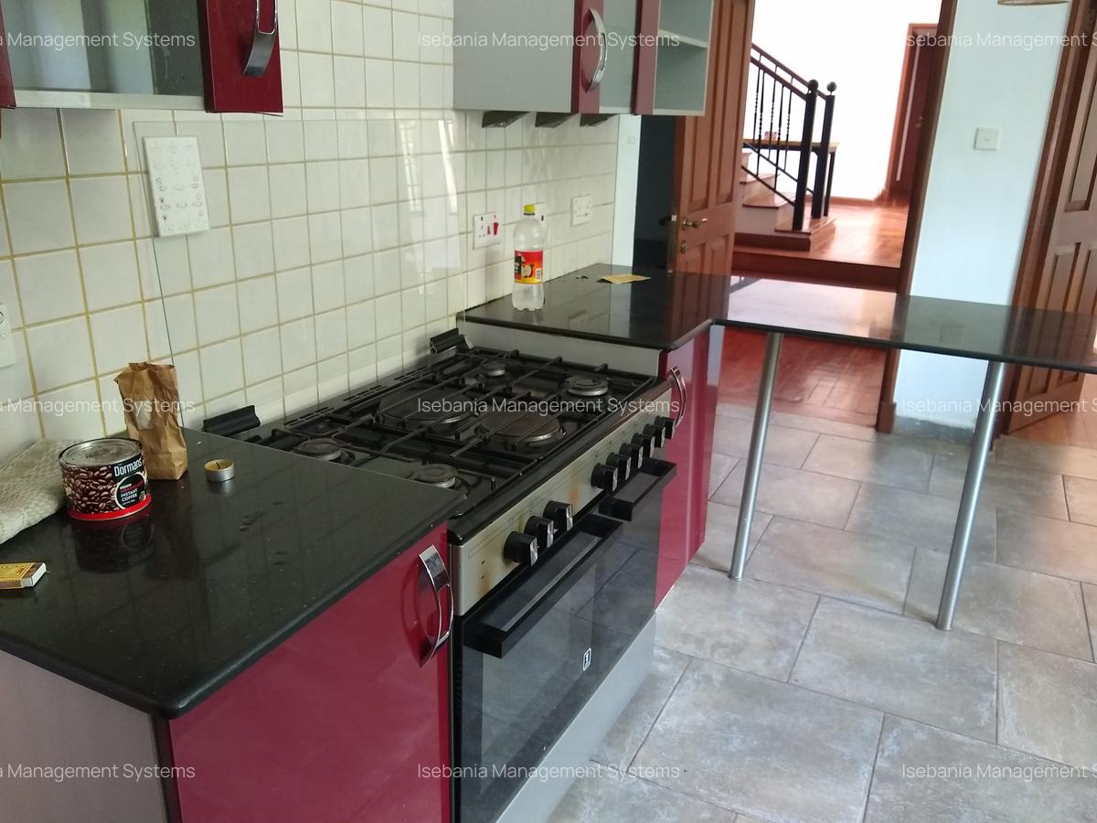 4 Bed House with En Suite at - 6