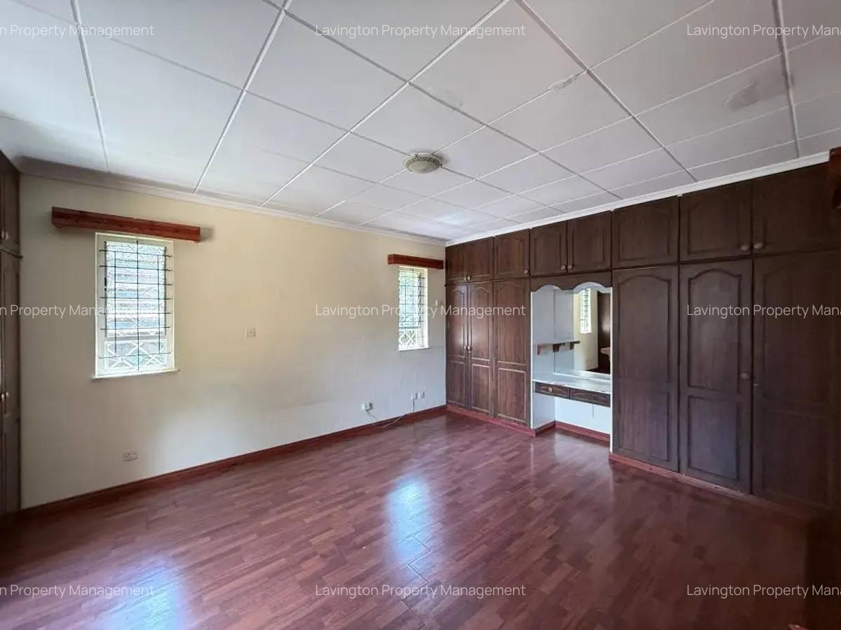 5 Bed House with En Suite at Lavington Green - 14