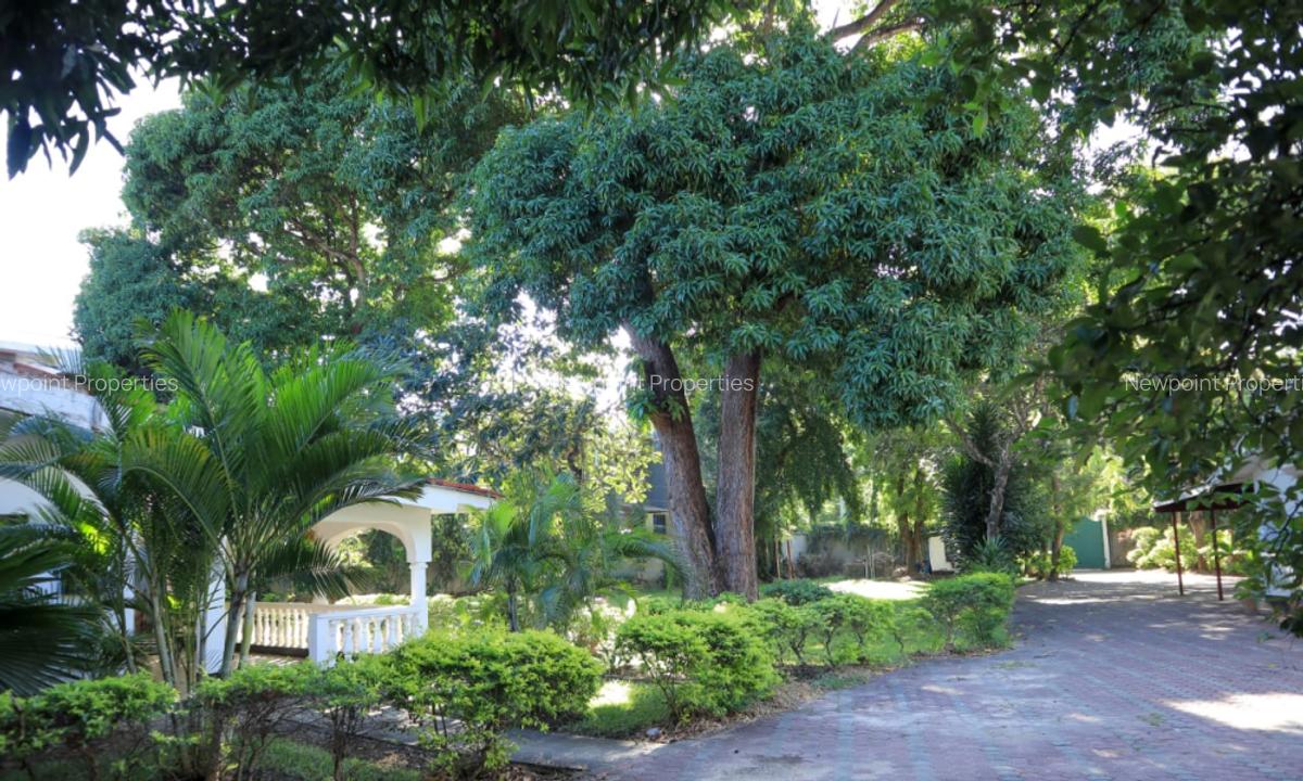 5 Bed House with En Suite in Nyali Area - 2