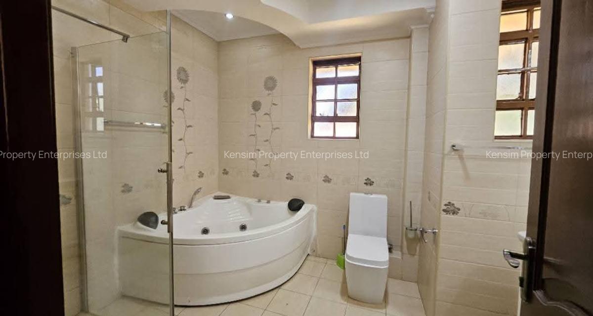 5 Bed House with En Suite in Runda - 16
