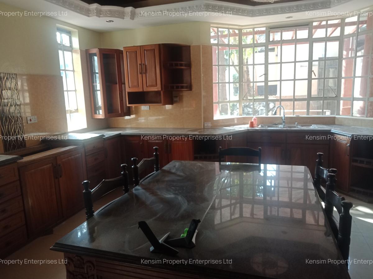 6 Bed House with En Suite in Nyari - 3