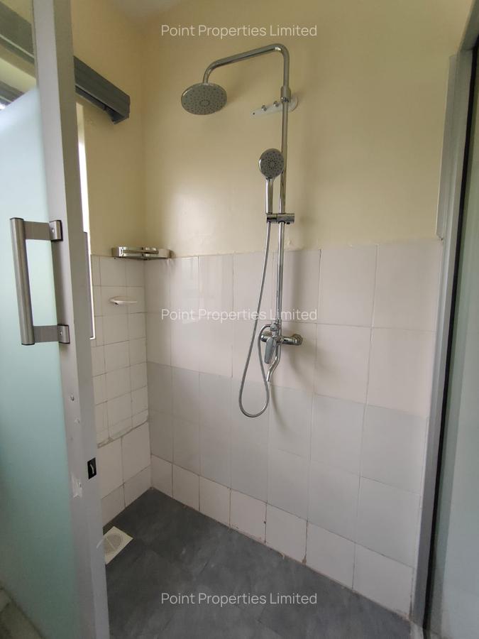 4 Bed House with En Suite in State House - 16