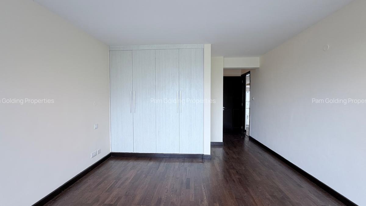3 Bed Apartment with En Suite at Riverside Gardens - 12