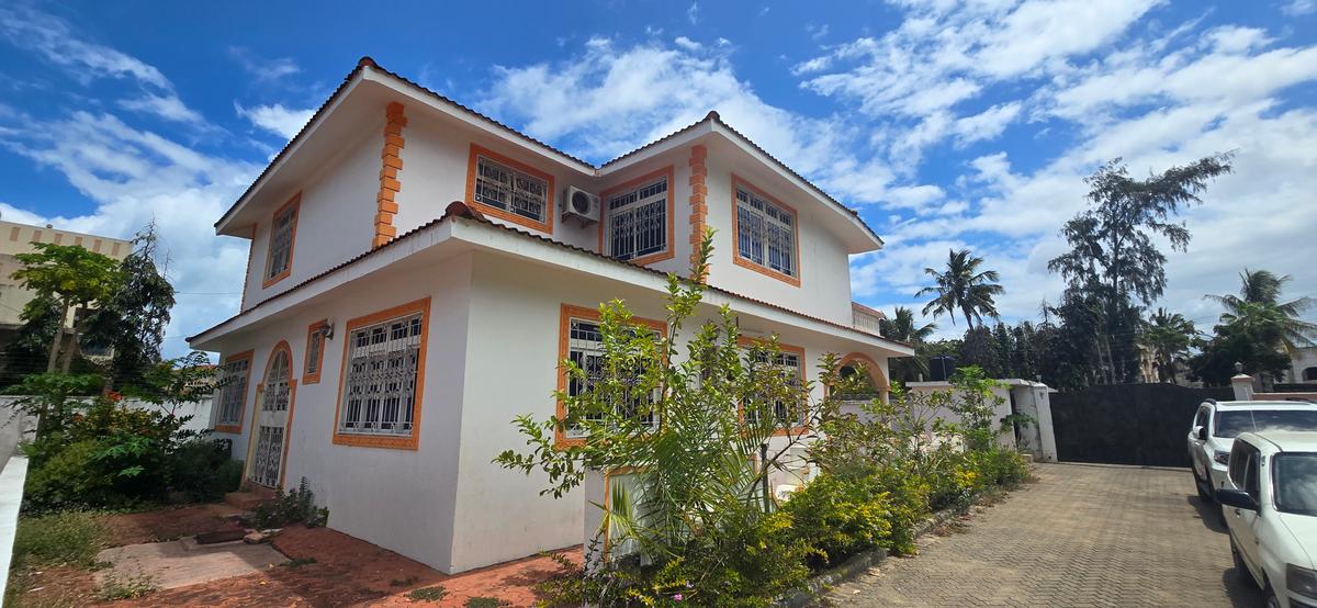 5 Bed Townhouse with En Suite in Nyali Area - 1