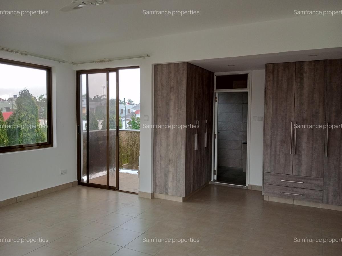 4 Bed Townhouse with Garden at Links Road - 4