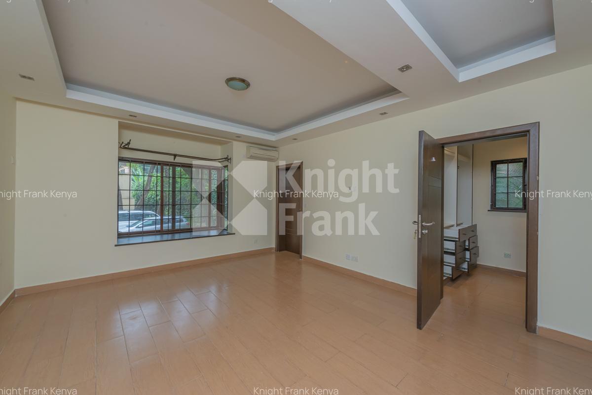4 Bed Apartment with En Suite at Riverside Drive - 6