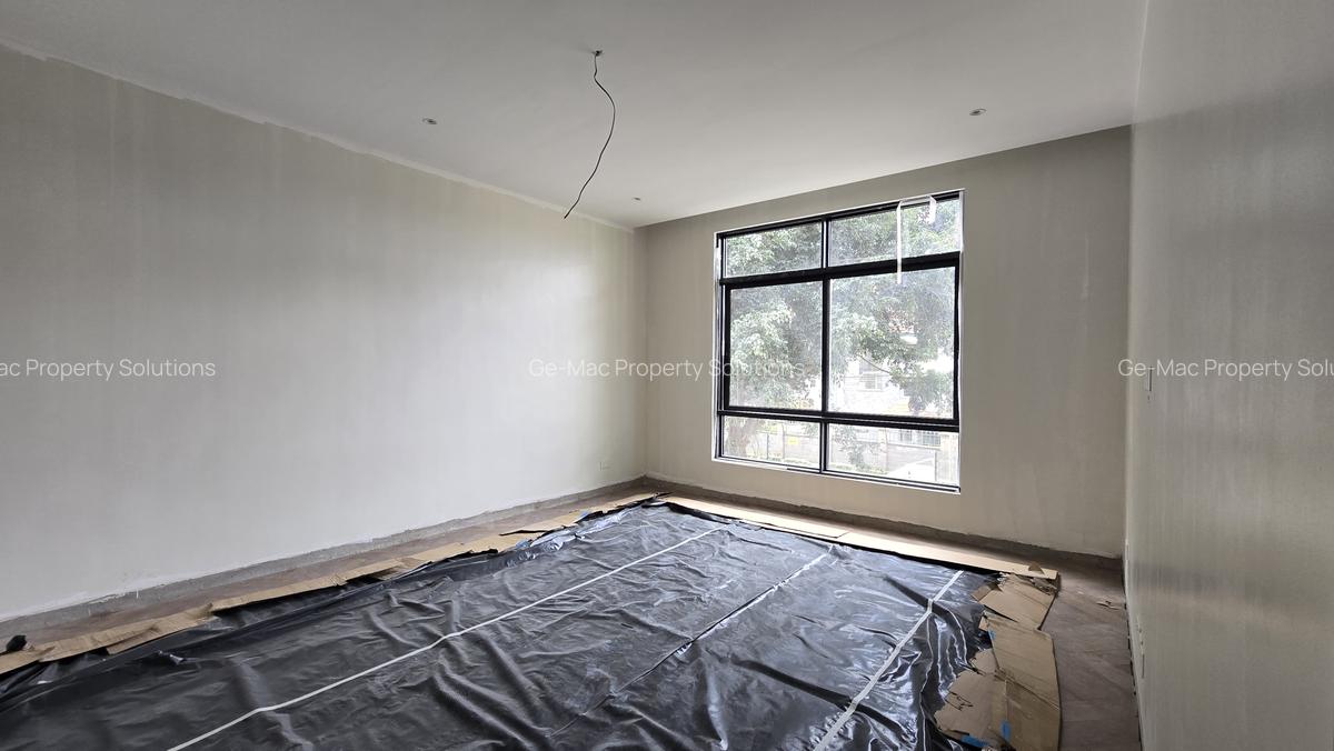 5 Bed House with En Suite in Lavington - 14