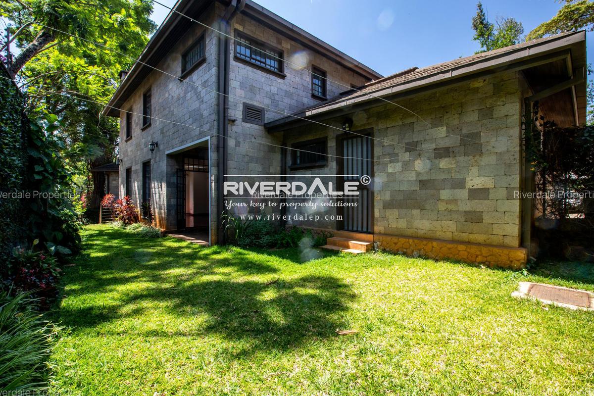 4 Bed Villa with En Suite in Westlands Area - 18