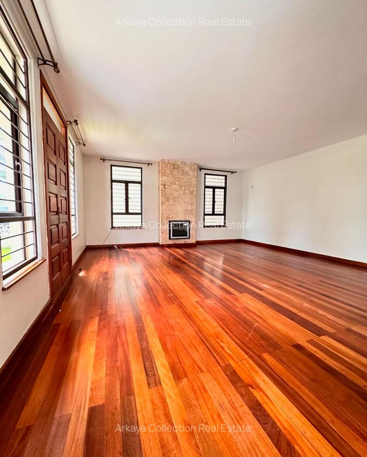 5 Bed House with En Suite in Lavington - 2