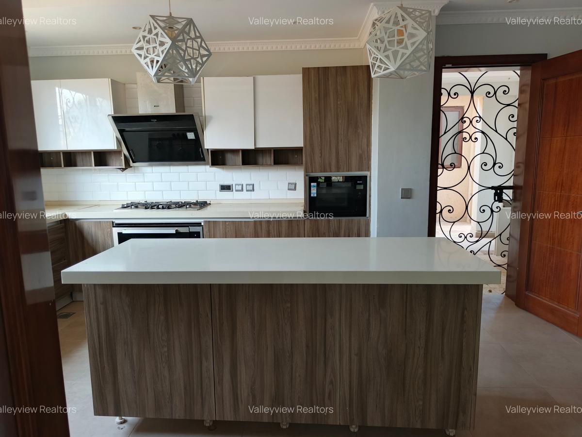 6 Bed Townhouse with En Suite at Lavington - 20