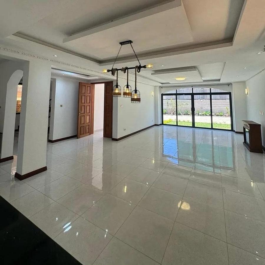 5 Bed House with En Suite in Lavington - 2