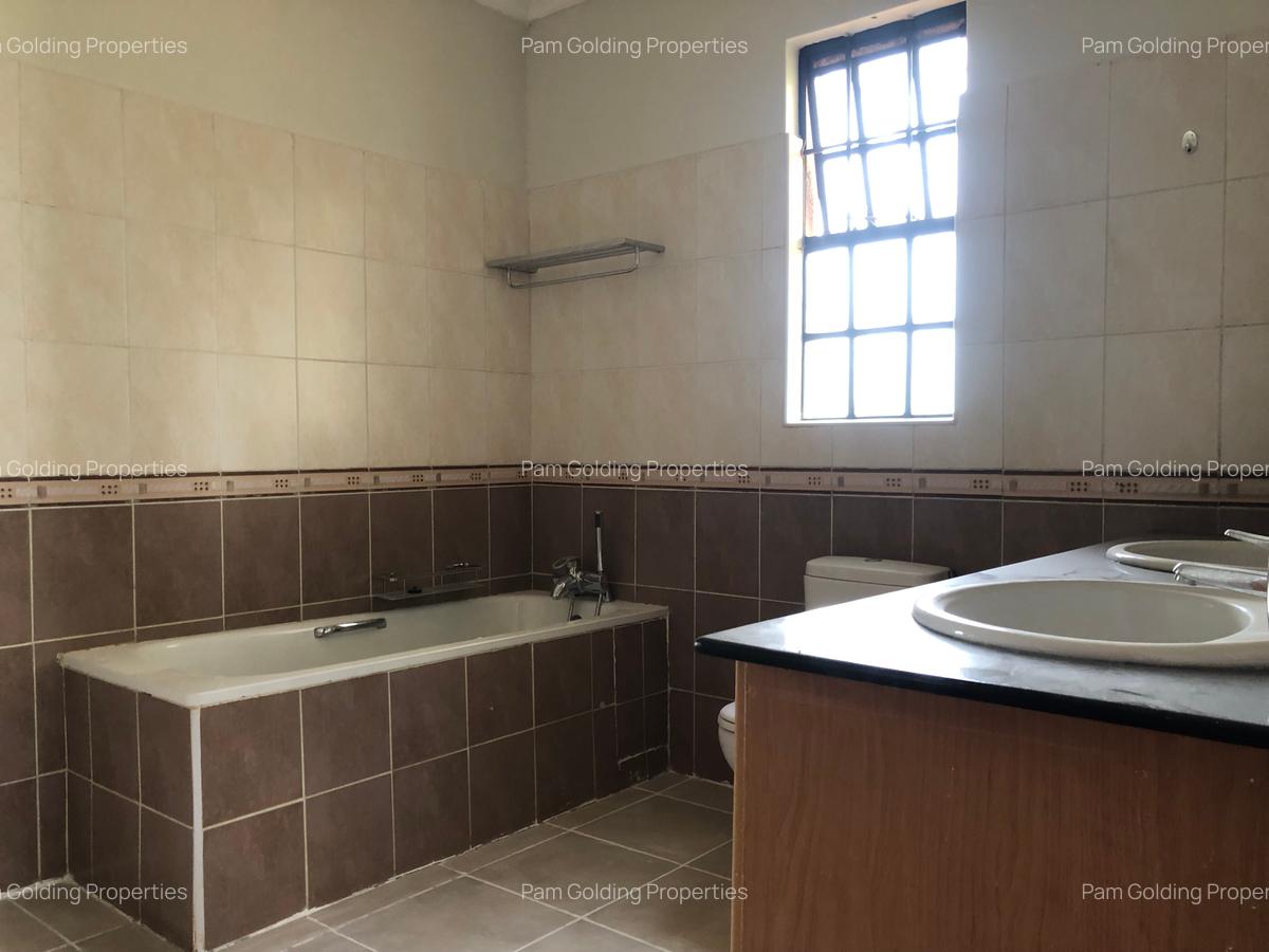 4 Bed House with En Suite in Runda - 19