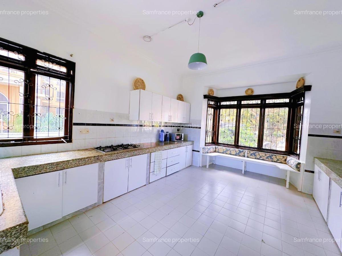 7 Bed Villa with En Suite at 1St Avanue - 10