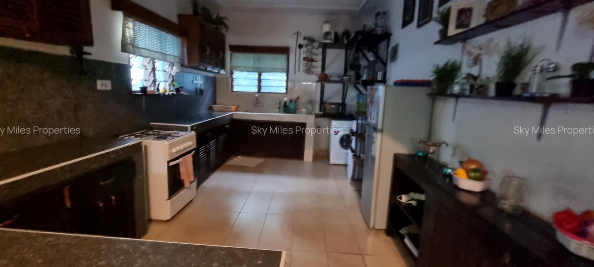 4 Bed House with En Suite at Broadway - 16